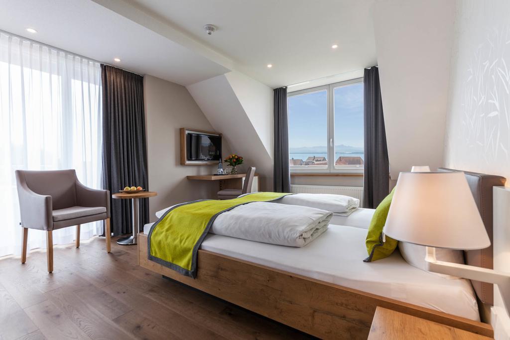 Double Room with Balcony and Lake View,403746360:JPEG